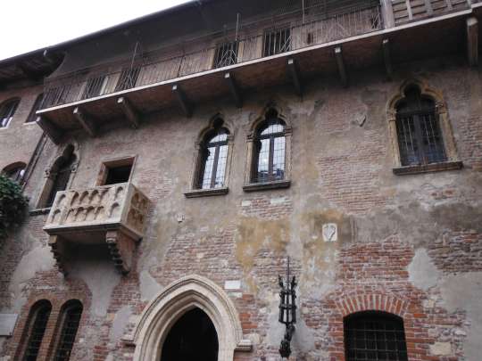 Juliet's balcony, in the courtyard where where Giulietta Capelletti met Romeo Montecchi. 