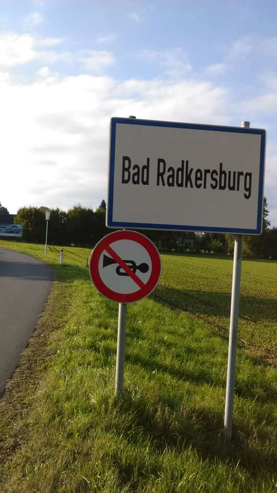 At first glance, it looks like trumpet players are not welcome in Bad Radkersburg. Not quite the universal symbol for "no horns" but it works.